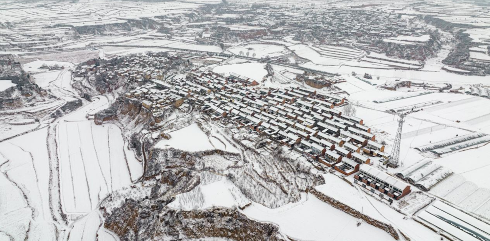 【“飛閱”中國(guó)】航拍太行山村雪景 銀裝素裹似水墨畫(huà)