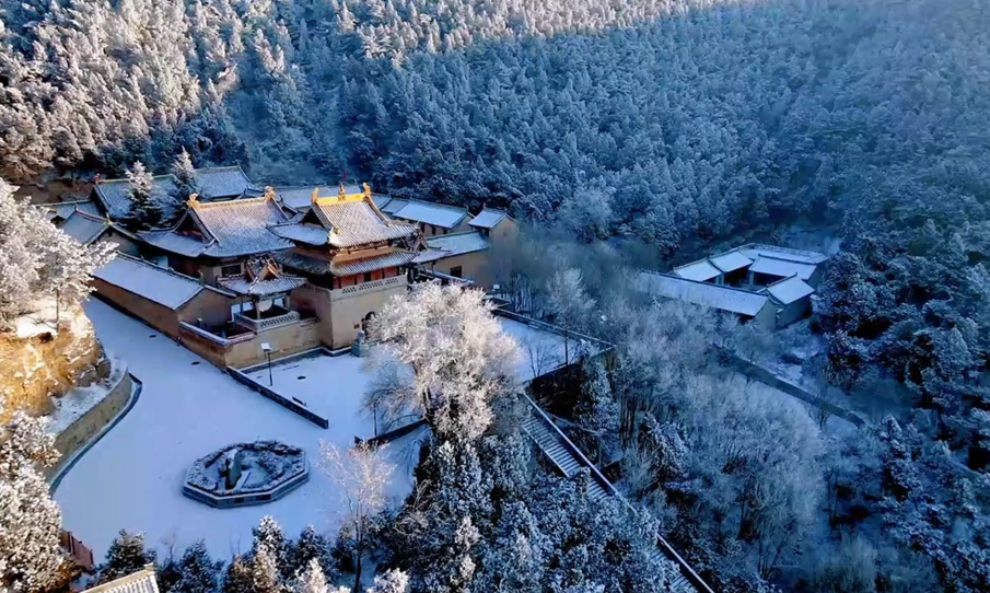 【“飛閱”中國(guó)】雪落舍利山 古剎上雪“妝”