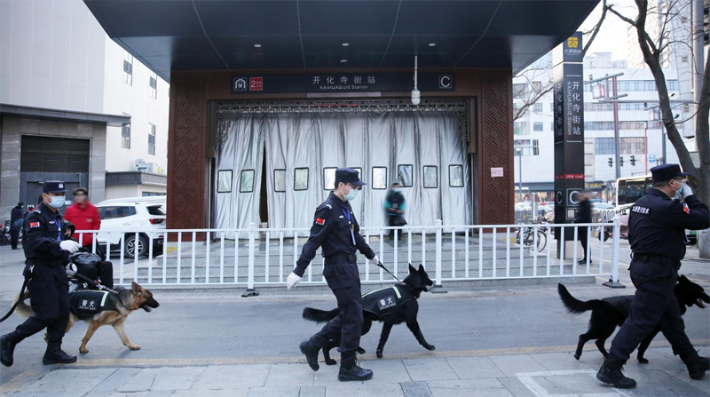 莫戲逗、不投喂，警犬與你一起坐地鐵