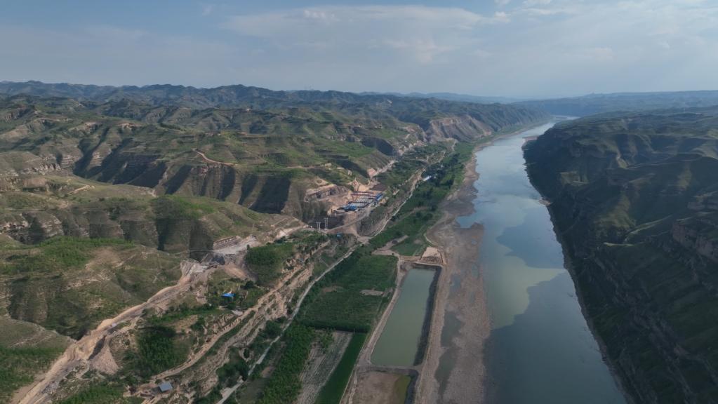 【“飛閱”中國(guó)】無(wú)路難開(kāi)路更難 瞰黃河旅游公路“纏繞”呂梁山