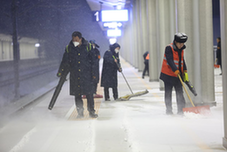 太原市連夜清雪除冰保暢通